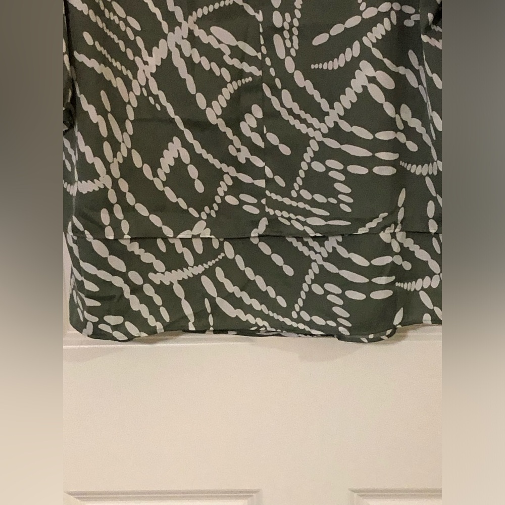 2/$30 Chico’s Green Ivory Keyhole Blouse 3/4 Sleeve Abstract Print Tunic Sz 1 - Picture 4 of 14